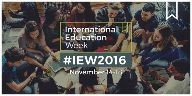 Gruppe von Menschen auf einer Couch sitzend, einige halten Bücher und Stifte, mit 'International Education Week IEW 2016' Text in der Mitte, in Diskussion vertieft.