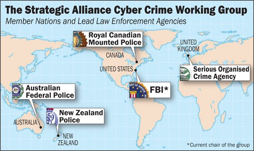 Ein Plakat, das eine Karte der Strategischen Allianz Cyber Crime Working Group zeigt, mit farbigen Bereichen, die an der Karte beteiligte Organisationen darstellen, und ihren Logos, die um die Karte herum angeordnet sind.