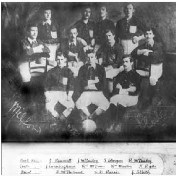 Schwarzes und weißes Foto einer Fußballmannschaft aus den 1920er Jahren, die in einem Halbkreis angeordnet ist, mit Text unten, der wahrscheinlich die Mannschaft und das Jahr identifiziert.