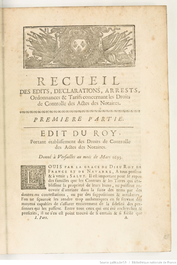 Offenes Buch mit dem Titel "Recueil des Edits, Declarations, Arrests, Ordinances & Tarifs Concentrantes des Droits de Controlles des Actes des Notaires", veröffentlicht 1793, mit sichtbarem Text und einer Illustration auf der Seite.