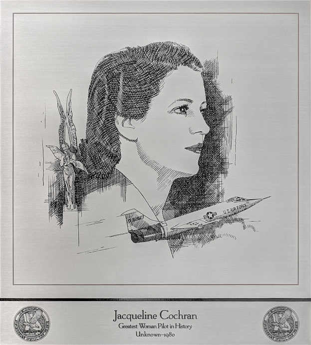 Schwarzes und weißes Porträt von Jacqueline Cochran, der berühmten Aviatorin, mit Text und zwei Logos unten.