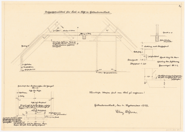 Ein handgezeichneter Hausgrundriss mit einem geneigten Dach, begleitet von detaillierten strukturellen Notizen und Text auf demselben Blatt.