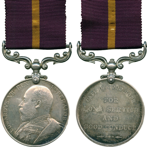 Silberne Medaille mit lila und gelbem Band, mit einem Profilbild auf der linken Seite und dem Text "Langjähriger Einsatz und guter Leumund" auf der rechten Seite.