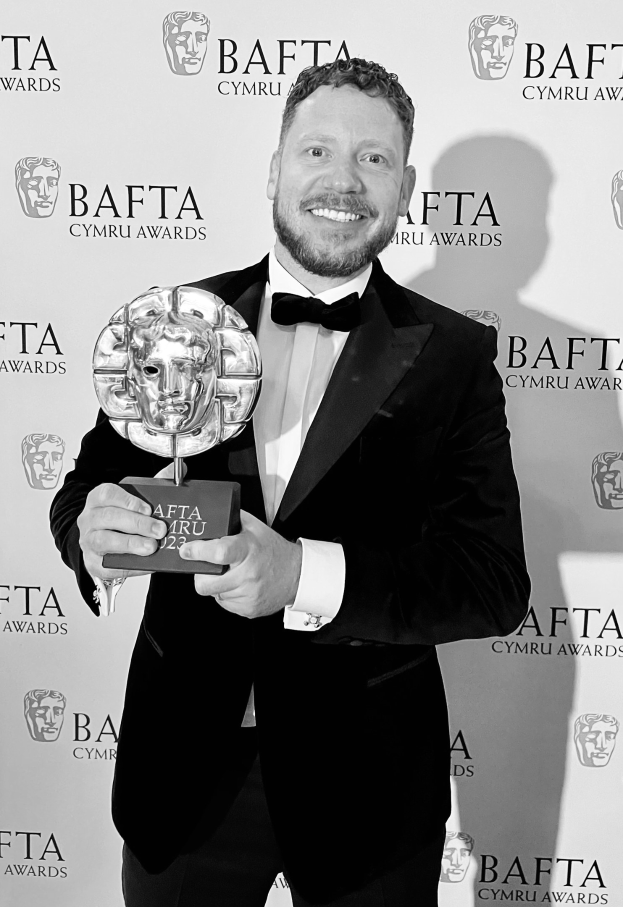 Mann in Smoking mit BAFTA-Award, vor einer Tafel mit 'BAFTA Awards 2018'