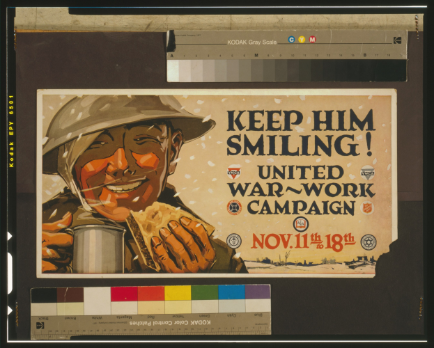 Eine Person in militärischer Uniform hält einen Becher mit entschlossener Miene, umgeben von fettem, weißem Text auf schwarzem Hintergrund, der "Keep Him Smiling - United War-Work Campaign" lautet.