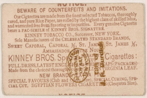 Papier mit schwarzem Text auf weißem Hintergrund und einem kreisrunden Stempel, der "Vorsicht vor Fälschungen und Imitationen - Kinney Bros. Zigaretten" in schwarzem Umriss mit weißer Mitte liest.