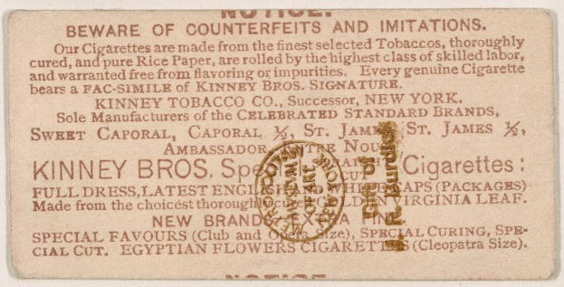 Papier mit schwarzem Text auf weißem Hintergrund und einem kreisrunden Stempel, der "Vorsicht vor Fälschungen und Imitationen - Kinney Bros. Zigaretten" in schwarzem Umriss mit weißer Mitte liest.