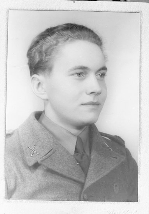 Schwarzes und weißes Foto einer Frau in militärischer Uniform mit entschlossener Miene, die einen Blazer, eine Krawatte und einen ordentlichen Dutt trägt und Stärke und Entschlossenheit ausstrahlt.