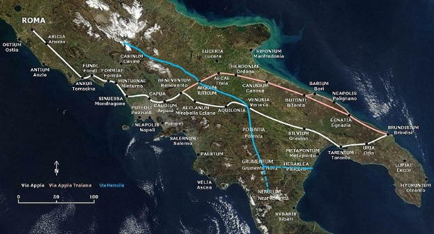 Karte von Italien mit einer blauen Linie, die eine kreisförmige Zugroute von und nach Rom markiert und mit Städten und Ortschaften entlang des Weges beschriftet ist.