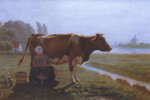 Eine Frau melkt eine Kuh auf einer grünen Wiese mit Pflanzen und Bäumen, mit einem Gewässer, einem Haus und einer Windmühle in der Ferne unter einem klaren blauen Himmel.