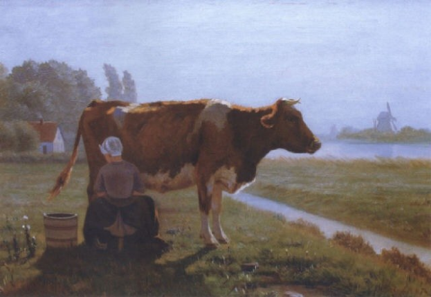 Eine Frau melkt eine Kuh auf einer grünen Wiese mit Pflanzen und Bäumen, mit einem Gewässer, einem Haus und einer Windmühle in der Ferne unter einem klaren blauen Himmel.