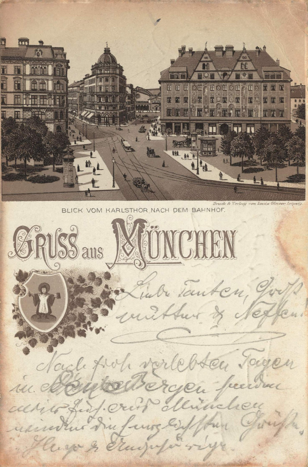 Alte Postkarte, die eine Münchner Stadtstraße mit Gebäuden, Bäumen, Menschen und Fahrzeugen zeigt, mit deutscher Schrift am unteren Rand.