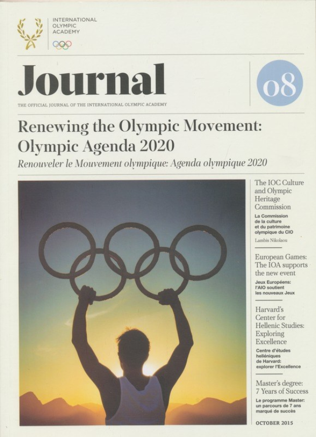 Eine Person in einem weißen Hemd und blauen Shorts hält die Olympischen Ringe und steht vor einem Blatt Papier mit den Wörtern "Renewing the Olympic Movement" und "Olympic Agenda 2020" unter einem hellblauen Himmel mit weißen Wolken und Sonne.