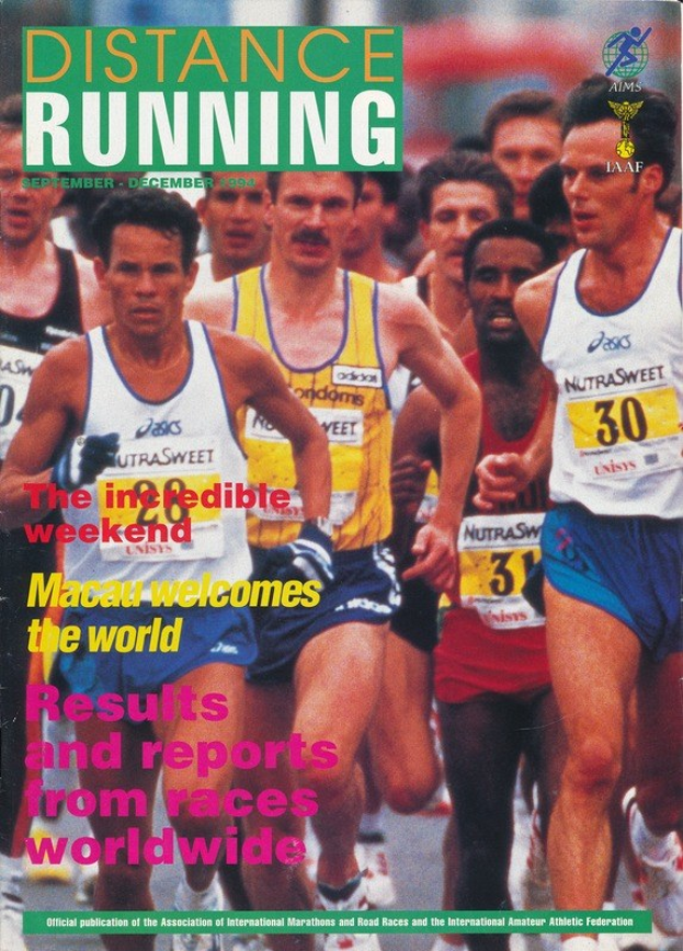 Ein Magazin-Cover mit der Überschrift "Langstreckenlauf", das eine Gruppe von Menschen zeigt, die bei einem Marathon laufen, vor einem hellblauen Himmel mit weißen Wolken.