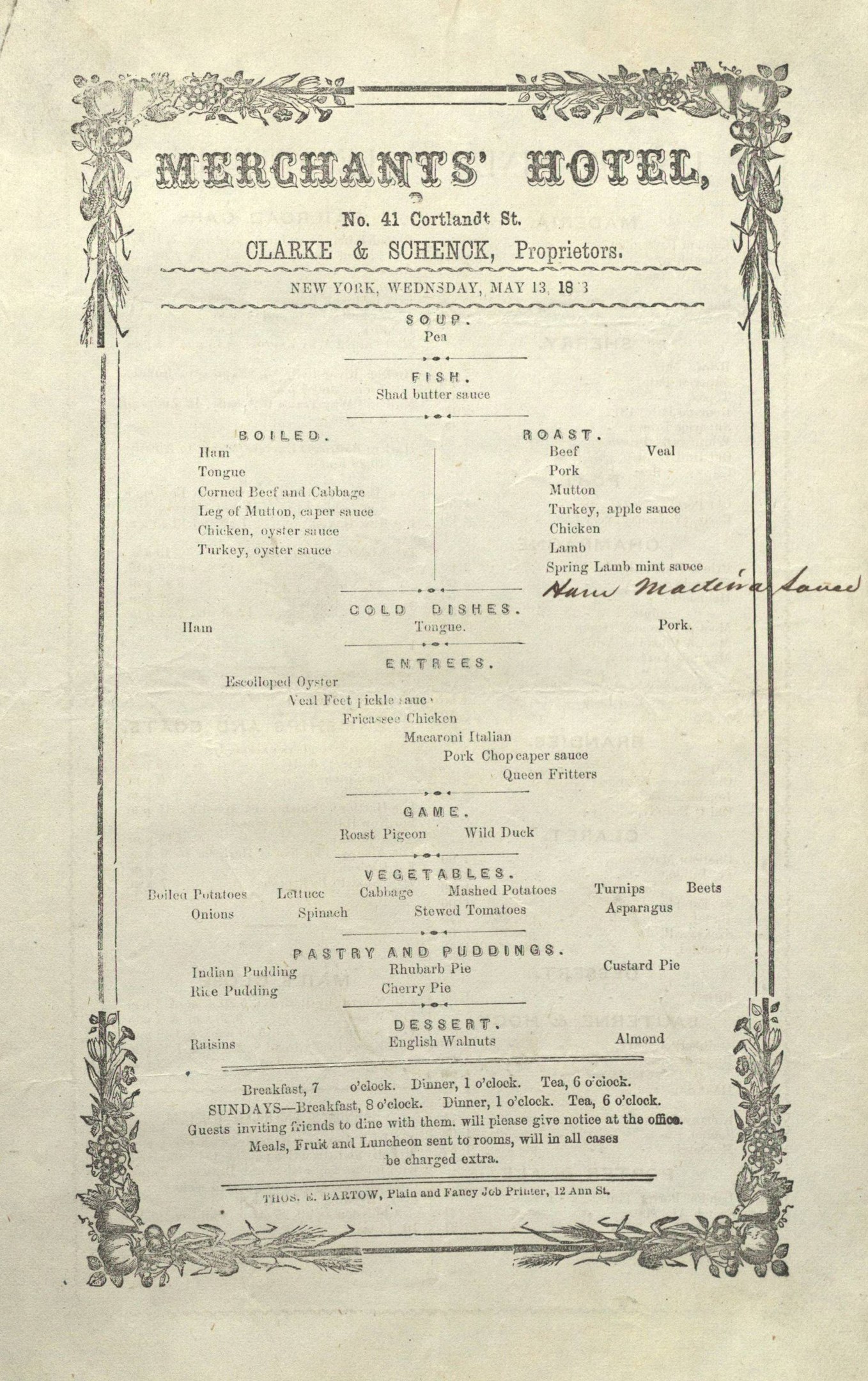 Altes Buch mit einer Speisekarte eines Kaufmanns-Hotels in schwarzer Tinte auf weißem Papier, die Vorspeisen, Hauptgerichte, Desserts und Getränke in einer organisierten Layout enthält.