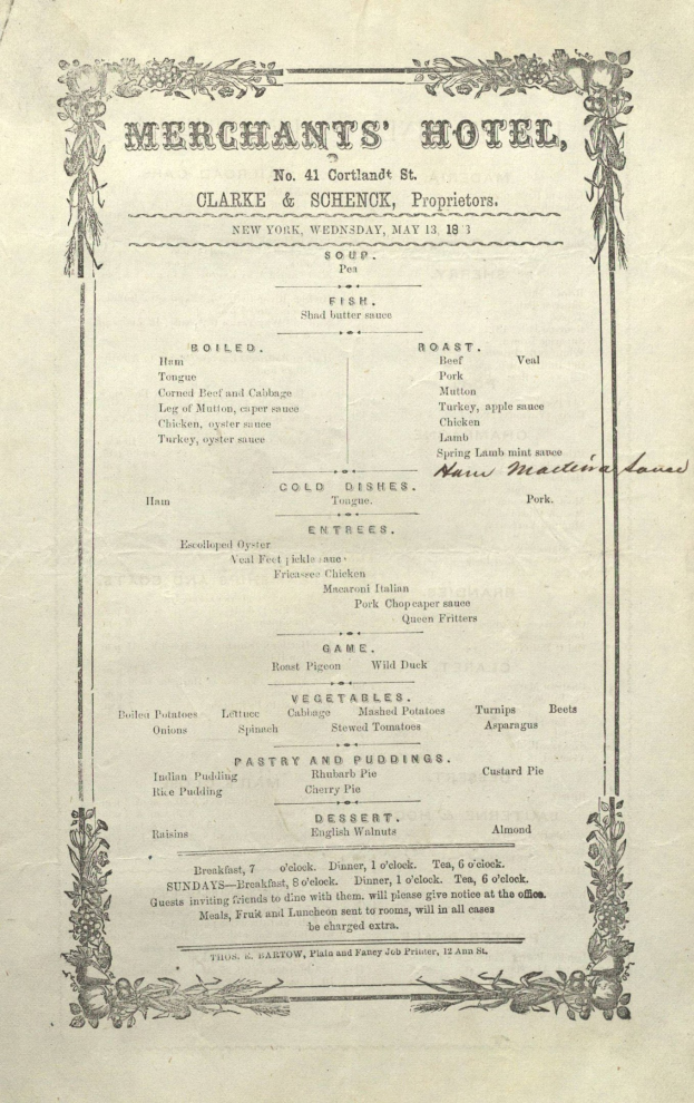 Altes Buch mit einer Speisekarte eines Kaufmanns-Hotels in schwarzer Tinte auf weißem Papier, die Vorspeisen, Hauptgerichte, Desserts und Getränke in einer organisierten Layout enthält.