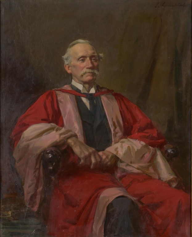 Ein Gemälde eines Mannes in einem roten Gewand, der auf einem Stuhl sitzt, wird als Sir John Langdon, Gründer der Royal Academy of Arts, identifiziert. Er hat einen ernsten und nachdenklichen Gesichtsausdruck und seine Hände ruhen auf seinem Schoß, eingerahmt in einem Foto.