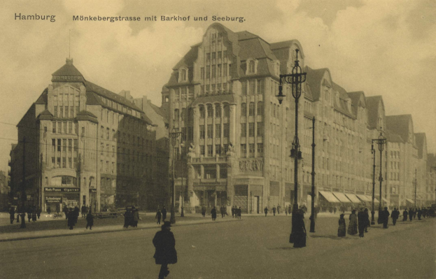 Altes Schwarz-Weiß-Foto von Fußgängern auf einer Straße in Hamburg, Deutschland, gesäumt von Gebäuden, Straßenlaternen, Lampen und Kraftfahrzeugen unter einem bewölkten Himmel.