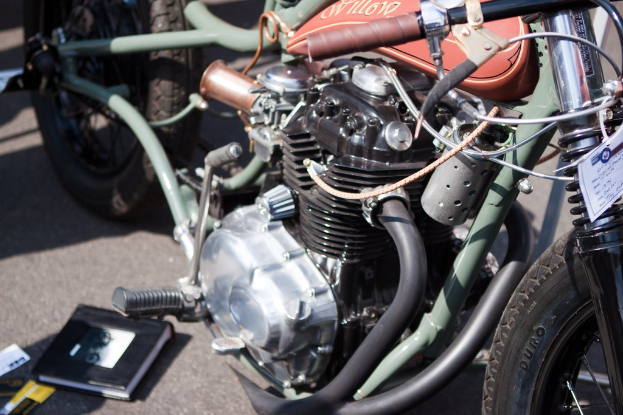 Motorräder und ein Buch auf einer Fläche.