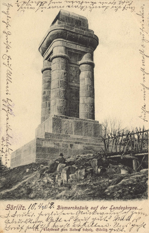 Alte Postkarte mit einer Zeichnung des Bismarck-Denkmals auf der Landeskrone, umgeben von Bäumen und Felsen, mit der Beschriftung "Bismarcksäule auf der Landeskrone" unten.