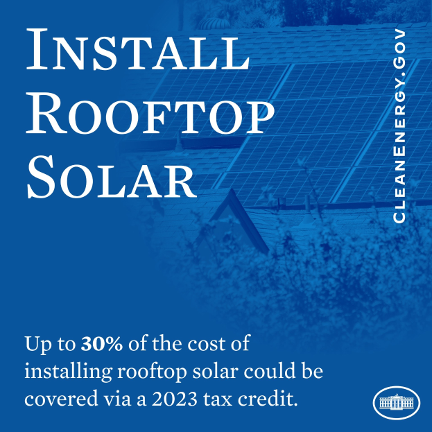 Plakat mit Text über eine 2023er Steuergutschrift, die bis zu 30 % der Kosten für die Dachsolaranlage deckt, mit Bäumen und einem Gebäude mit Solarpanelen im Hintergrund.