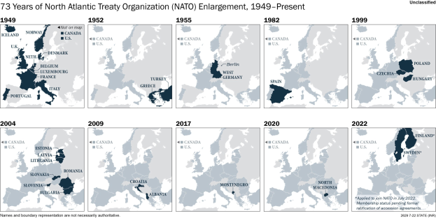 Karte veranschaulicht die Erweiterung der NATO von 1949 bis heute, wobei die Regionen farblich nach dem Jahr des Beitritts unterteilt sind und ein Titel zusätzliche Kontextinformationen bereitstellt.