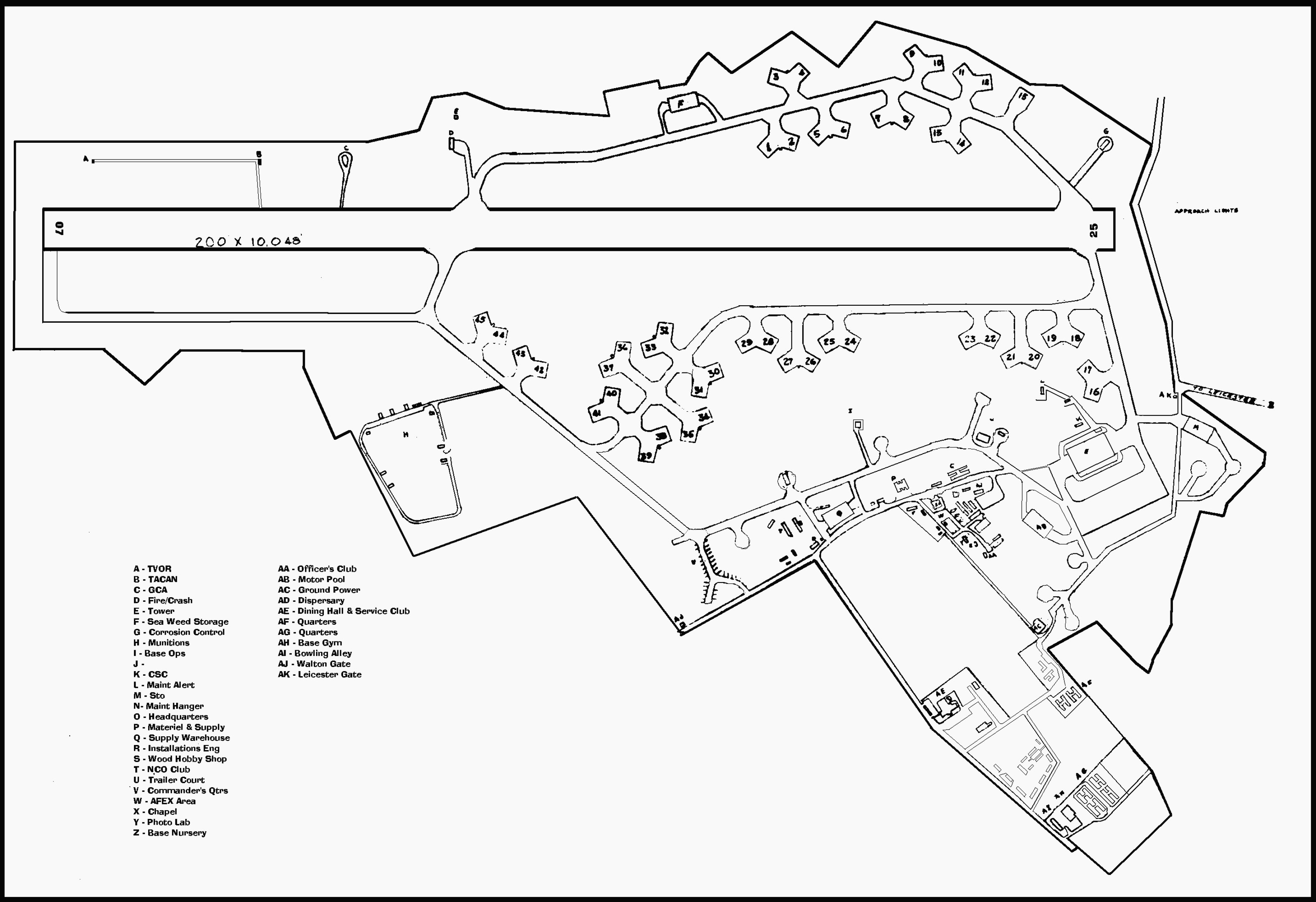 Schwarze und weiße Stadtkarte mit zahlreichen Gebäuden, wahrscheinlich ein Schulgrundriss, begleitet von Text, der Raumanzahl, Flure und weitere Merkmale beschreibt.