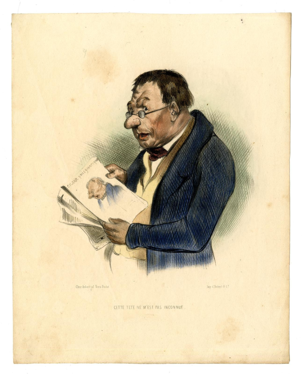 Ein Mann in Anzug und Krawatte liest eine Zeitung mit sichtbarem Text, trägt eine Brille und zeigt einen ernsten Gesichtsausdruck.