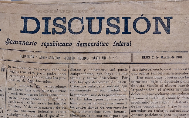 Ein vergilbtes, leicht zerknittertes Zeitungsblatt mit der schwarzen Aufschrift "Diskussion", das die Schlagzeile "Semanario Repúblicano Democrático Federal" trägt.