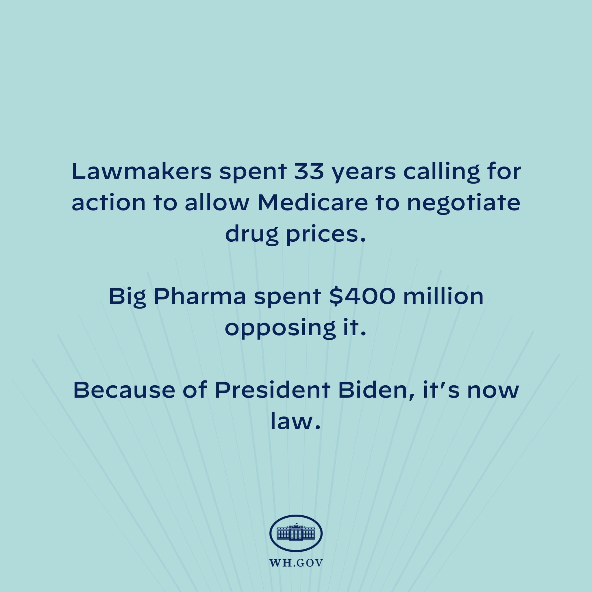 Blauer Hintergrund mit fetter weißer Schrift, die "Lawmakers Spent 33 Years Calling for Action to Allow Medicare to Negotiate Drug Prices" und ein Logo unten zeigt.