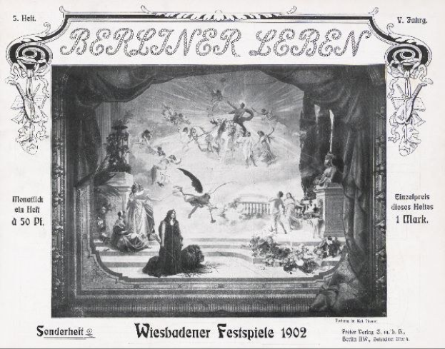 Schwarz-weiß-Foto einer Bühne von den 1902er Wiesbadener Festspielen, das Darsteller in traditioneller deutscher Tracht und ein applaudierendes Publikum im Hintergrund zeigt.