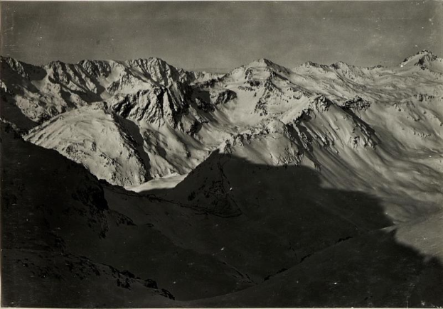 Schwarzes und weißes Foto einer Bergkette mit schneebedeckten Gipfeln und einem klaren Himmel, beschriftet mit "Mount Everest, Neuseeland" unten.