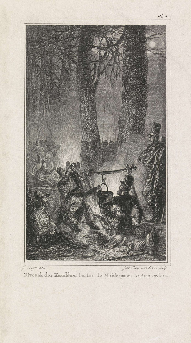 Schwarze und weiße Illustration von Menschen, die sich um ein Lagerfeuer in einem bewaldeten Gebiet versammelt haben, mit Bäumen im Hintergrund und Text unten, der "Bivouak der Kozakken buiten de Mulderport to Amsterdam" lautet.