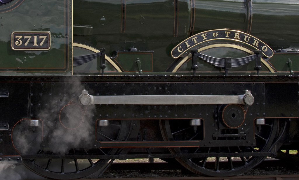 Ein Zug fährt auf einem Gleis.