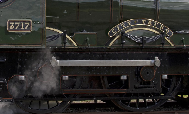 Ein Zug fährt auf einem Gleis.