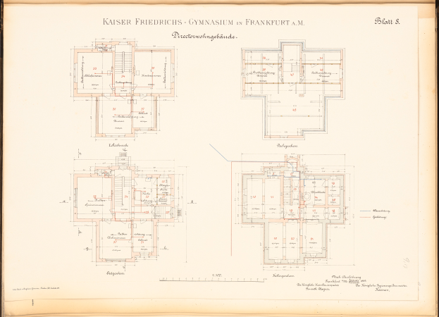 Ein altes Buch mit einem detaillierten Grundriss von Kaiser Friedrichs Gymnasium in Frankfurt, Deutschland, mit Text, der den Aufbau von Zimmern und Fluren beschreibt.