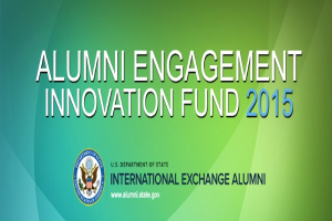 Grüner Hintergrund mit zentrierter weißer Schrift, die "Alumni Engagement Innovation Fund 2015" lautet, und einem blauen kreisförmigen Logo mit weißer Umrandung und einem weißen Stern in der Mitte.