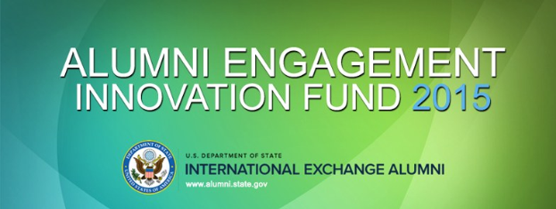 Grüner Hintergrund mit zentrierter weißer Schrift, die "Alumni Engagement Innovation Fund 2015" lautet, und einem blauen kreisförmigen Logo mit weißer Umrandung und einem weißen Stern in der Mitte.
