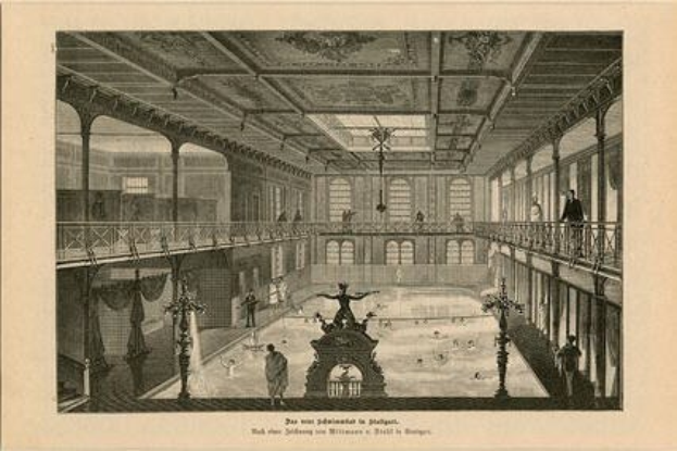 Gravur des Eislaufsaals im Schloss Versailles, die einen zentralen Brunnen umgeben von Menschen, Säulen, Fenstern und einer Decke zeigt.