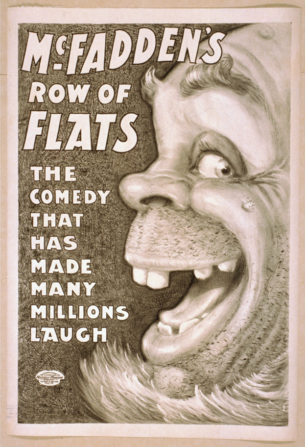 Plakat eines lachenden Menschen mit wilden Haaren, weit aufgerissenen Augen und einem breiten Grinsen vor einem hellgelben Hintergrund mit der Aufschrift "McFadden's Row of Flats: The Comedy That Has Made Many Millions Laugh."