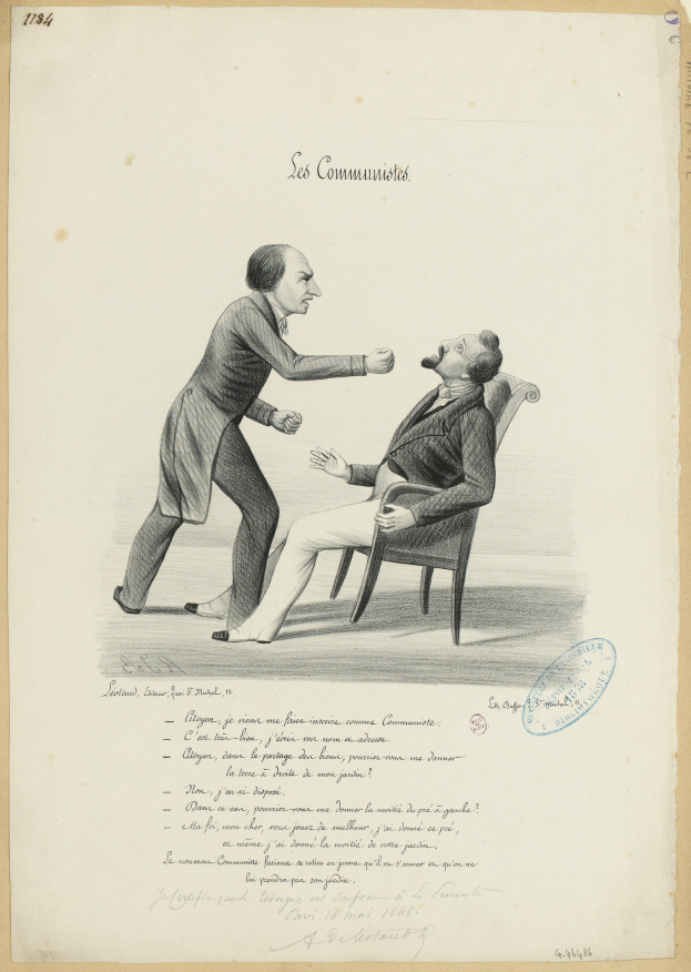 Zwei Männer in einer formellen Umgebung, einer sitzt in einem Stuhl und der andere steht, in einer hitzigen Diskussion über Text auf dem Boden.