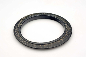 Nahaufnahme einer schwarzen Gummiölabdichtung für Yamaha YZF-R-Serien-Motorräder auf einer weißen Oberfläche.