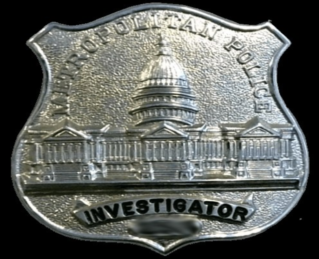 Ein silberger Polizeistern mit der Aufschrift "Ermittler" auf einem weißen Hintergrund.