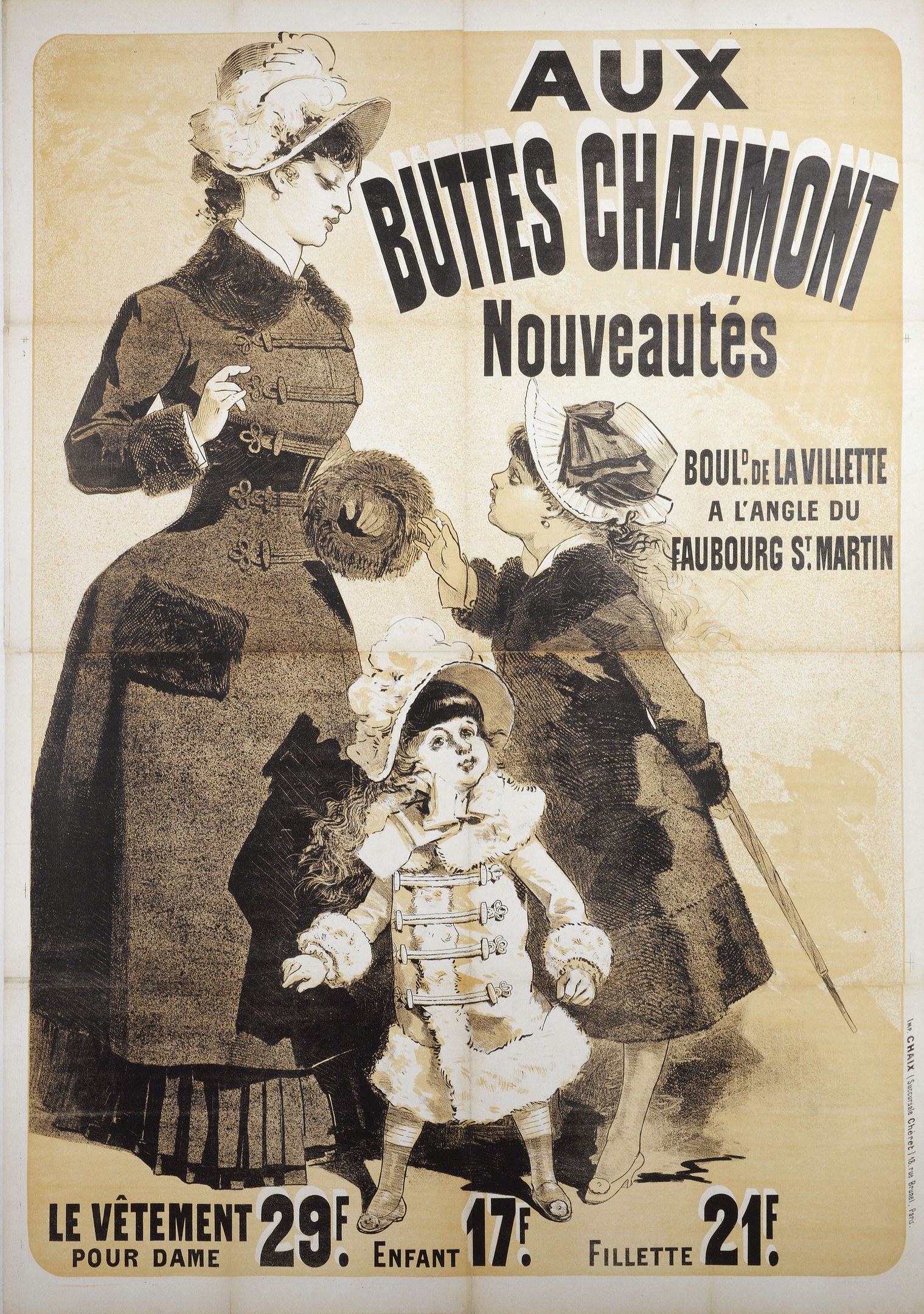 Ein Plakat für eine Modenschau, das eine Frau in einem langen, hochgeschlossenen Kleid mit langen Ärmeln und ein Kind in einem passenden Kleid und Hut zeigt, die beide Arm in Arm posieren.