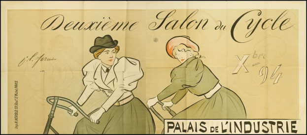 Zwei Frauen in bunten Kleidern und Haarspangen fahren Fahrräder in einem Salon, lächeln und haben ein Textplakat im Hintergrund.