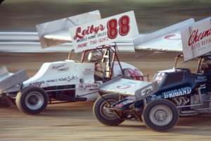 Autos auf einer Straße mit einer Sicherheitsbarriere im Hintergrund, Hintergrund unscharf.