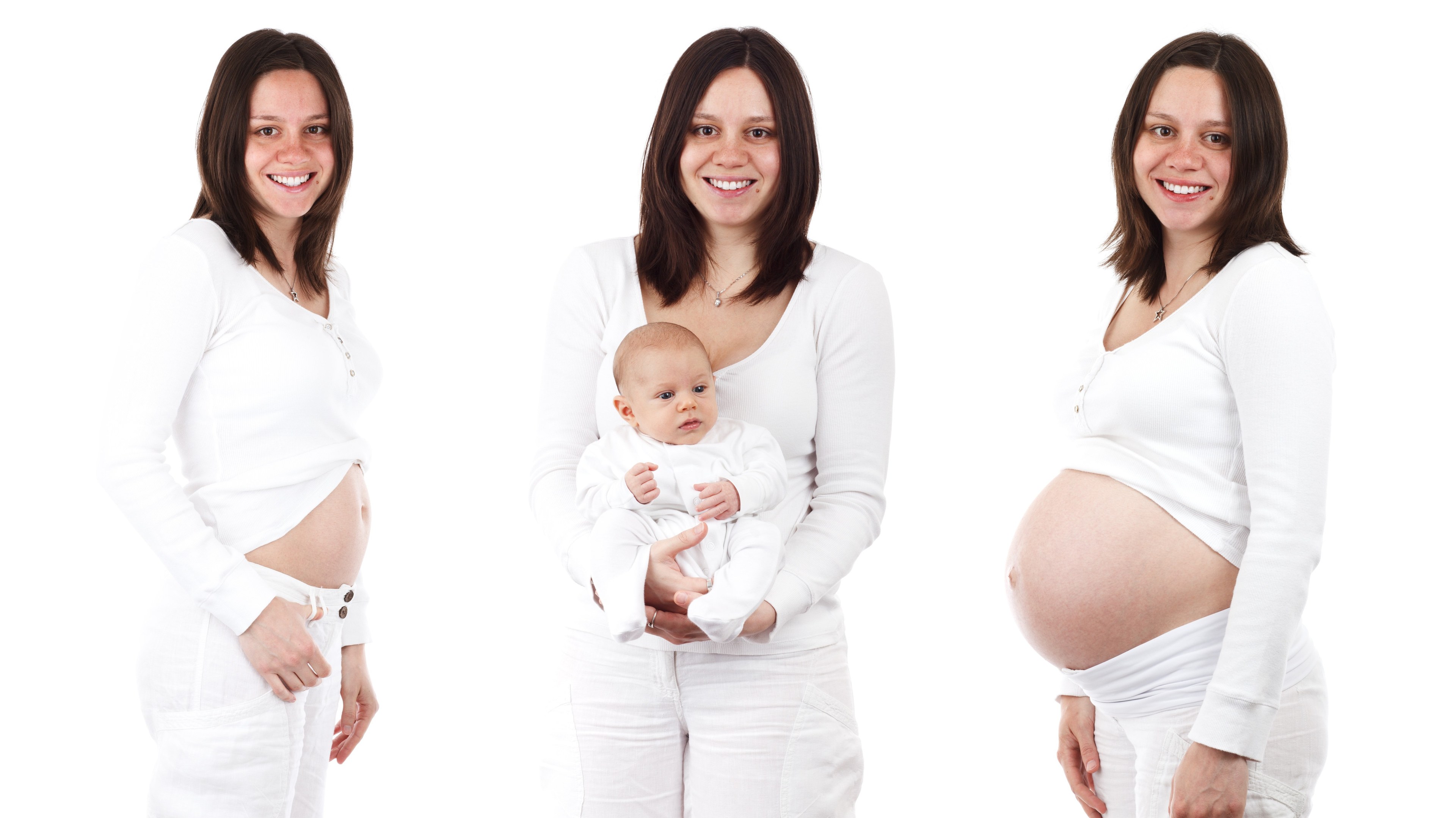 Drei schwangere Frauen stehen lachend, eine hält ein Baby, vor einem hellen weißen Hintergrund.