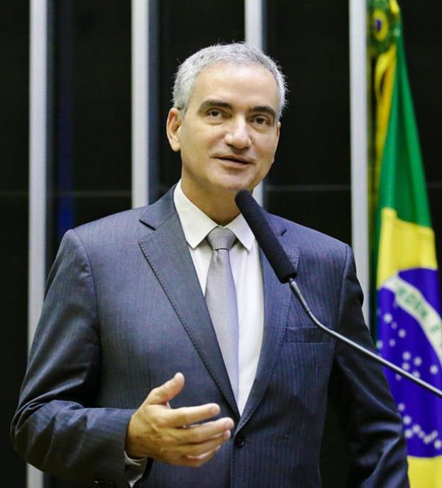 Ein Mann im Anzug spricht an einem Podium mit einer brasilianischen Flagge im Hintergrund, wahrscheinlich über die Suspendierung von Präsident Michel Temer.