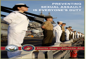 Ein Plakat mit einer Gruppe in weißen Uniformen auf dem Deck eines Schiffs, mit einem Feuerlöscher im Vordergrund und der Aufschrift "Verhinderung von Sexualstraftaten ist jedermanns Pflicht - Schadet einer, betrifft es alle."