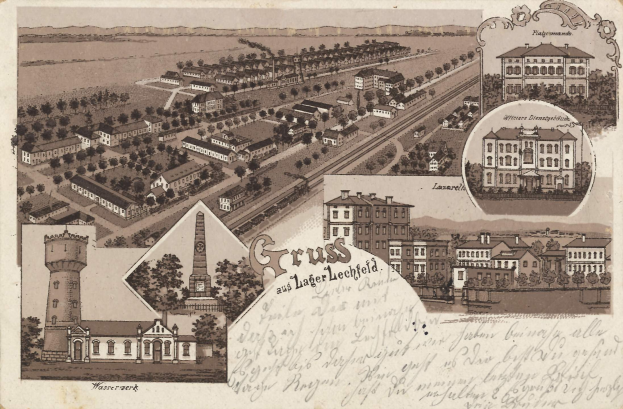 Eine sepiafarbene Postkarte, die eine Stadtansicht mit Gebäuden, Bäumen, Straßen, einem Turm und undeutlicher handgeschriebener Text zeigt.